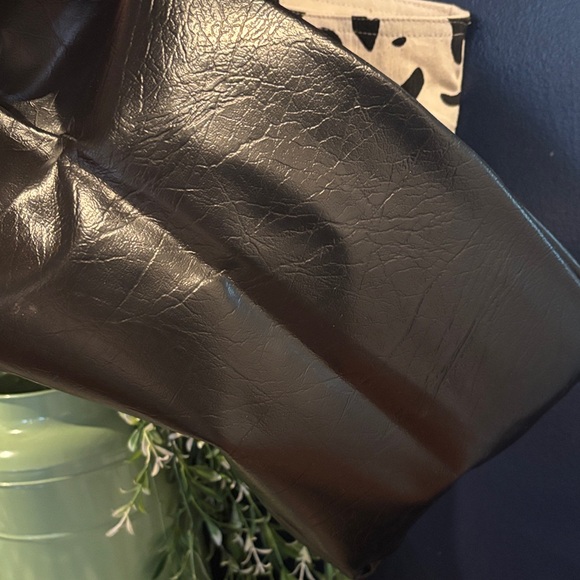 Stylish Black and White Tote Bag - Picture 5 of 5